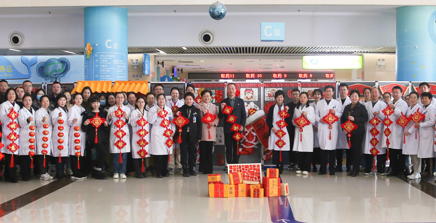 2025年1月26日，新春佳節(jié)來臨之際，北京兒童醫(yī)院鄭州醫(yī)院、河南省兒童醫(yī)院領(lǐng)導(dǎo)班子攜部分職能科室負(fù)責(zé)人走進(jìn)鄭東院區(qū)、東三街院區(qū)、南院區(qū)、西院區(qū)，慰問堅(jiān)守在工作崗位的干部職工，向他們送上新春的祝福。